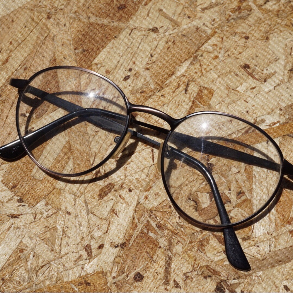 FAKE STYLISH GLASSES.